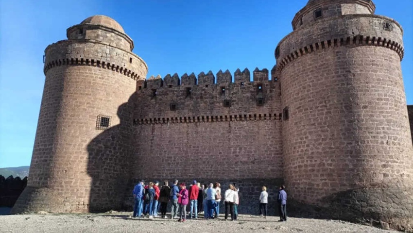La última ruta Pasea Guadix profundiza en la historia del castillo de La Calahorra